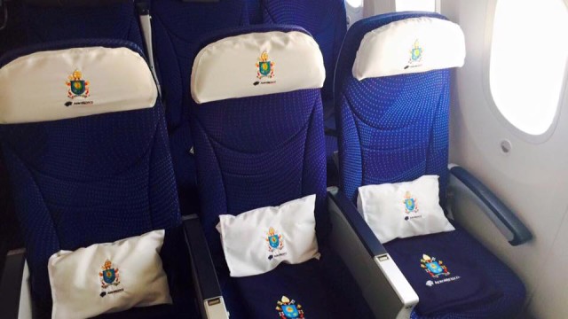 El 737-800 que transportará al papa en los vuelos domésticos, cuenta con vestiduras especiales con la insignia del vaticano. 