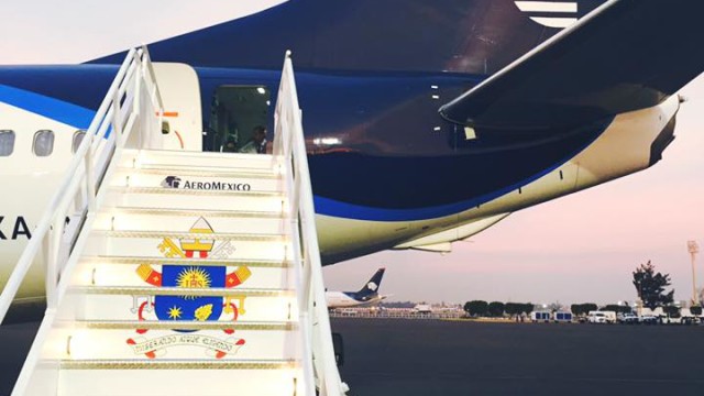 El equipo en tierra también cuenta con el escudo papal, así como los logotipos de la aerolinea. 