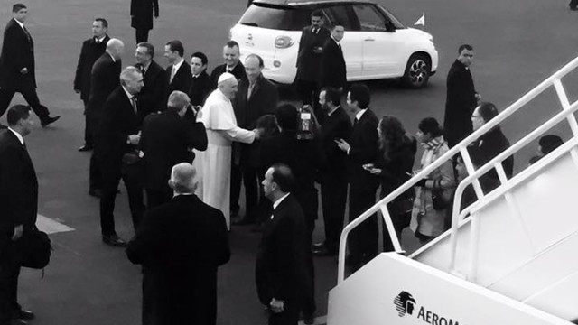Directivos de Aeromexico dieron la bienvenida al papa abordo. 