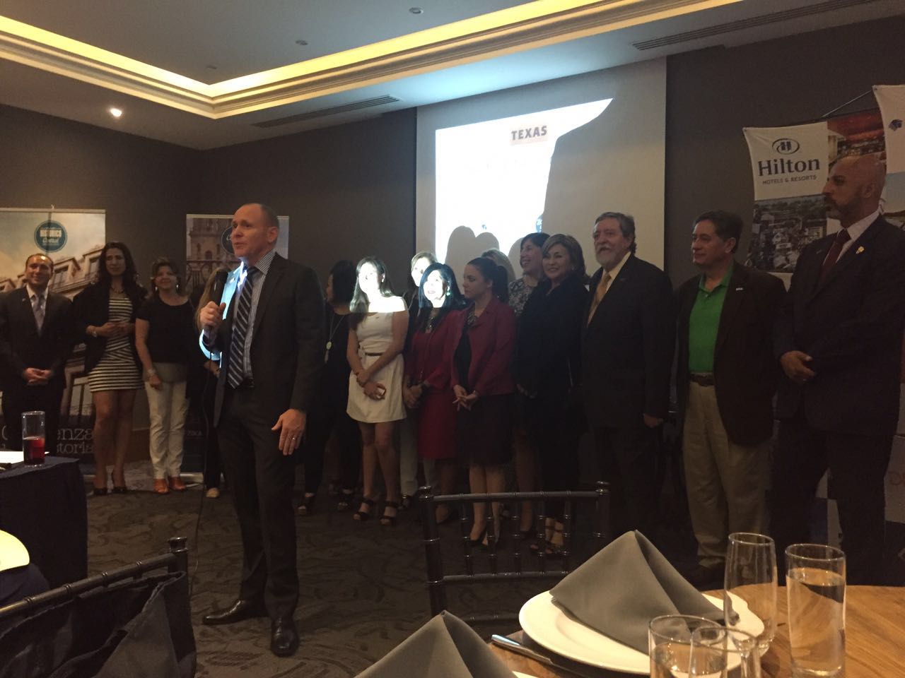 Brad Smyth, director de turismo del Estado de Texas, Morgan Taylor, en conjunto con una delegación de prestadores turísticos