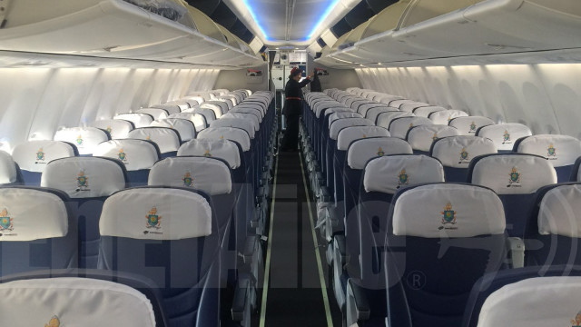 El 737 de Aeromexico con Sky Interior, cuenta con reposacabezas con el escudo del Vaticano.