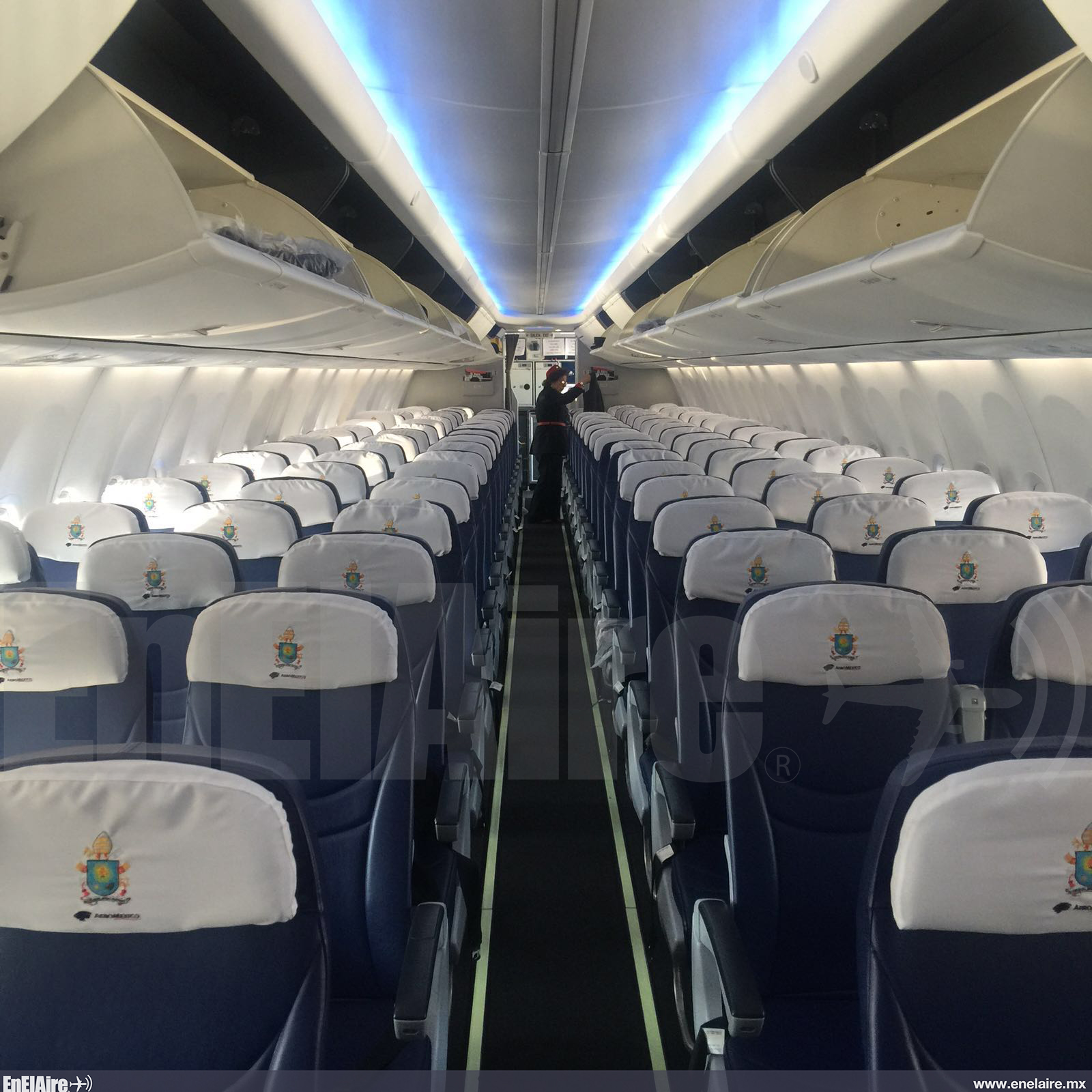 El 737 de Aeromexico con Sky Interior, cuenta con reposacabezas con el escudo del Vaticano.
