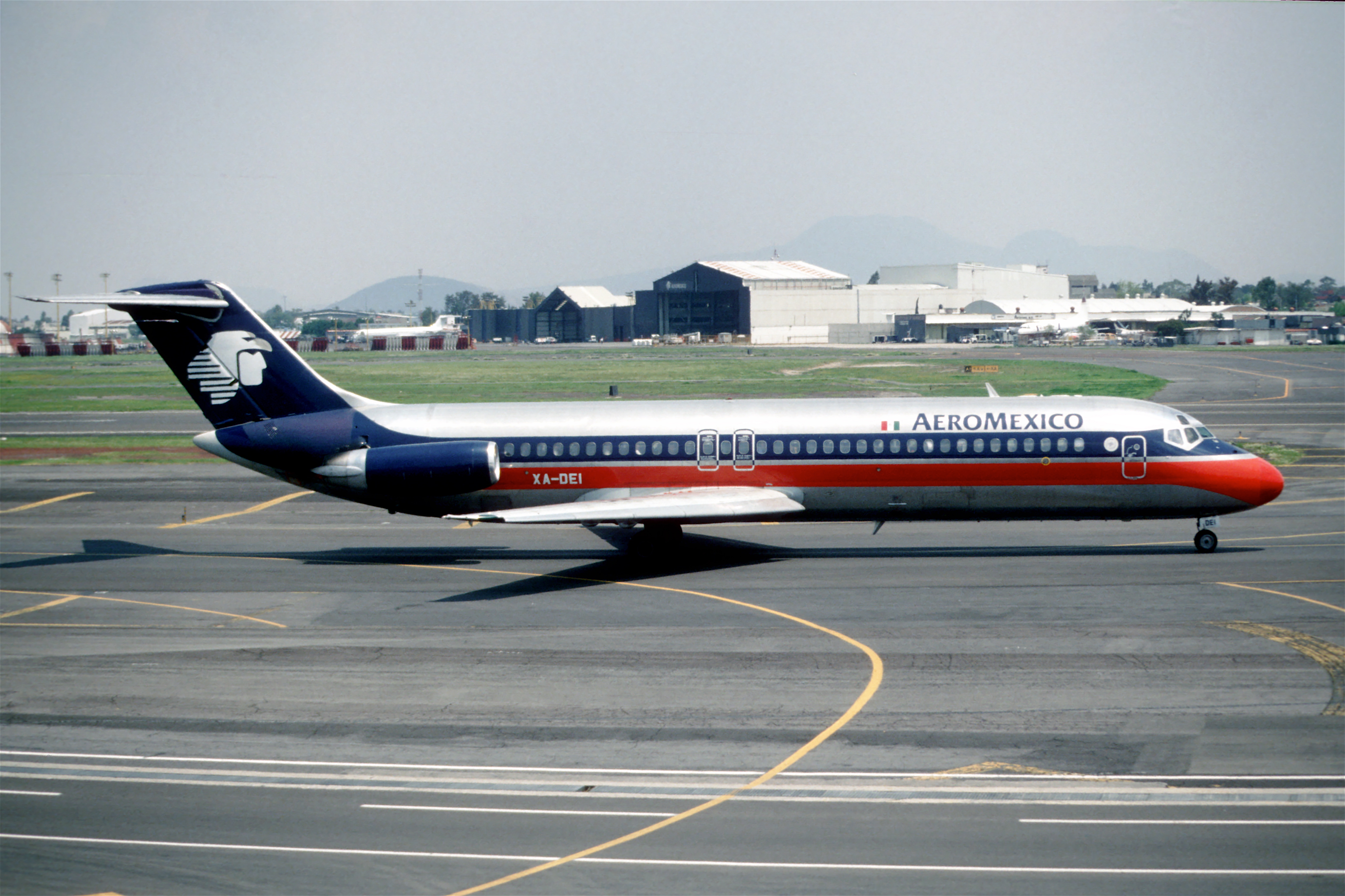 250fi_-_AeroMexico_DC-9-32,_XA-DEI@MEX,24.07.2003_-_Flickr_-_Aero_Icarus