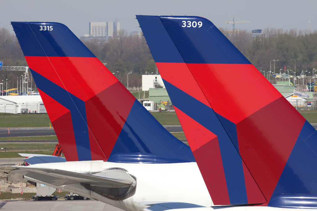 2_x_Delta_A330_tail_(4535564116)