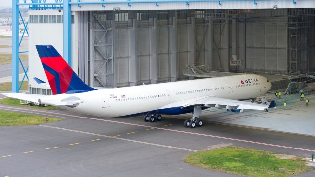 A330-300_242T_Delta_Air_Lines_roll_out_painthall_1