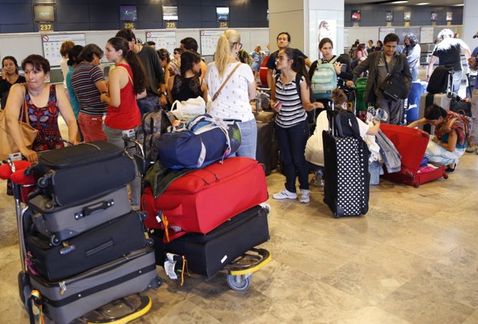 Cientos de pasajeros, quedaron varados en Madrid con boletos sujetos a espacio. Prestación para empleados de la aerolínea. 