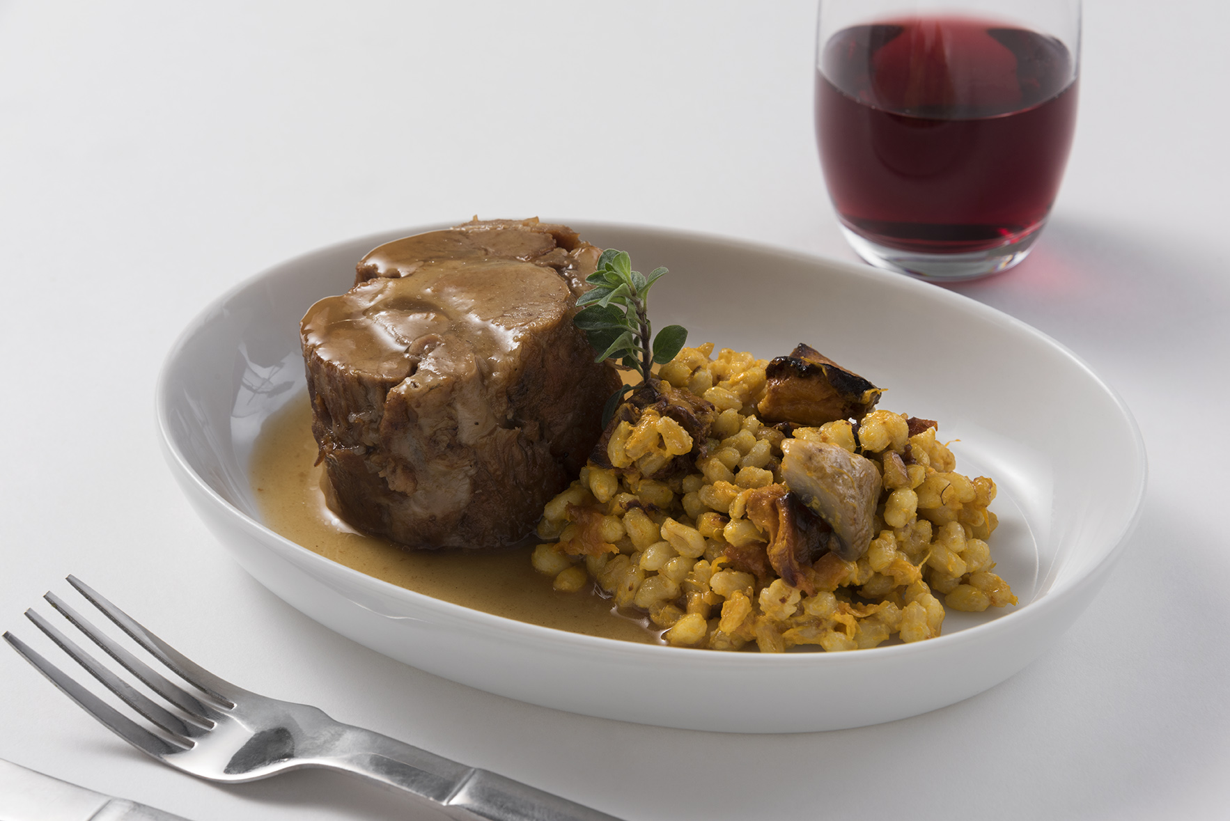 Bondiola de cerdo braseada con risotto de orzo y salsa de manzanas (2)