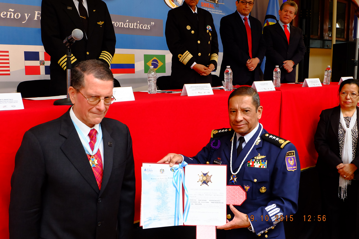 CondecoraciónComandanteFAM2.CréditofotoCristóbalReyes