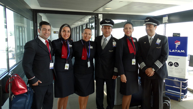 LATAM tripulación vuelo inaugural Puerto Natales (Ricardo Delpiano)