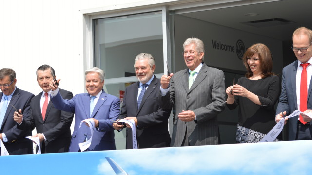 En la ceremonia, se hizo una entrega de reconocimientos previa al tradicional corte del listón, donde Se hizo entrega de las certificación para el Airbus Training Centre, así como la certificación como miembro de Airbus Network que le permite impartir entrenamiento de vuelo.