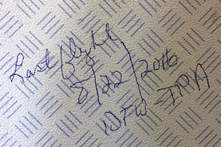 La tripulación del último vuelo pagado de Dallas/Ft. Worth a Tampa firmó las paredes de los baños y las galeras (Créditos: Chris Sloan).
