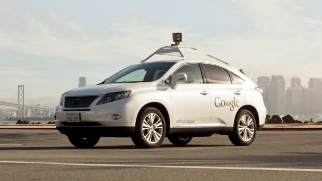 En el caso de los vehículos terrestres. Google ha probado que es posible utilizar inteligencia artificial para conducirlos.
