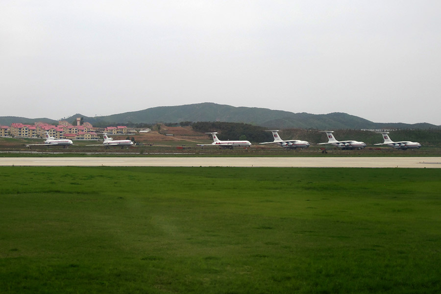 Parte de la flota de Air Koryo se resguarda junto a la pista principal de Pyongyang.