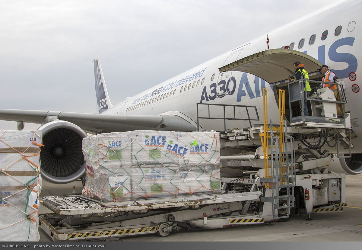 loading-of-humanitarian-goods-at-lyon-for-haiti