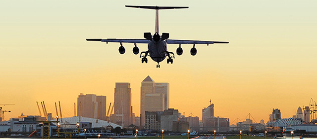 El aeropuerto de London-City, hub de Cityjet, cuenta con una de las pistas más cortas de europa y una de las aproximaciones más complejas
