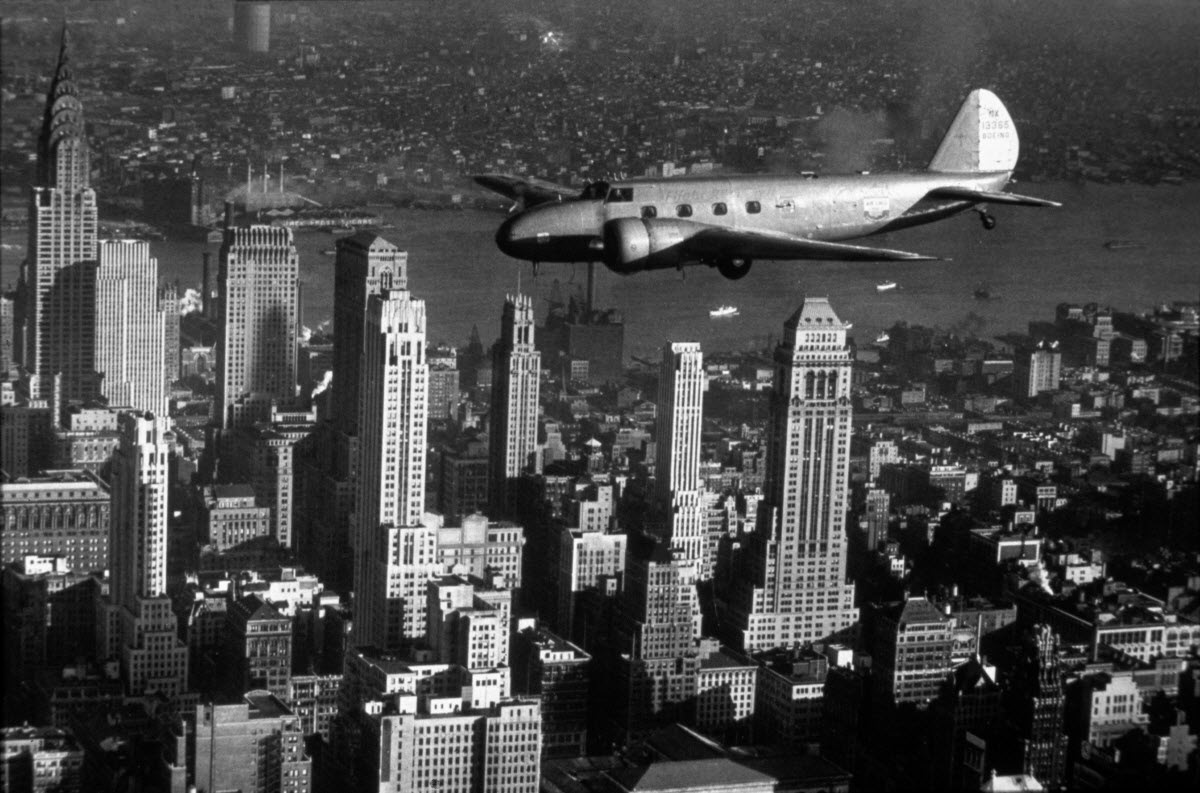 Un 247 volando sobre Nueva York. 