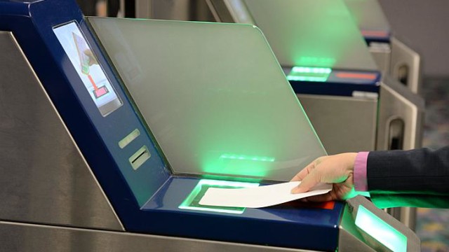 Muchos aeropuertos mexicanos y latinoamericanos aún no cuentan con lectores de pase de abordar. Impidiendo el uso de nuevas tecnologías.