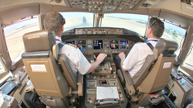 De acuerdo a un estudio del New York Times, los pilotos del Boeing 777 no vuelan más que 7 minutos en promedio por vuelo.
