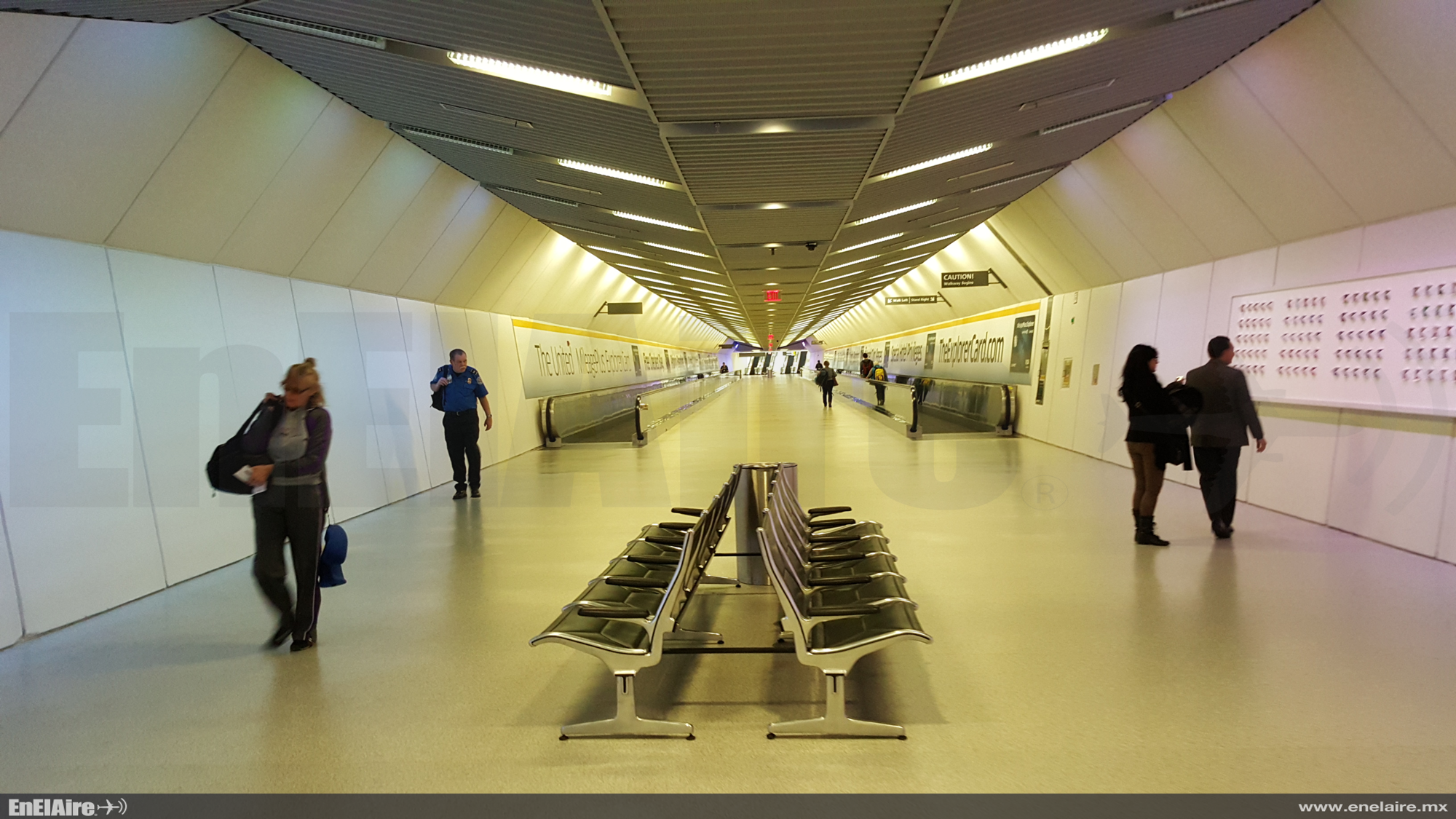 Si tienes tiempo de caminar, puedes hacerlo y ver el concepto un tanto futurista de los túneles subterráneos de Washington Dulles.