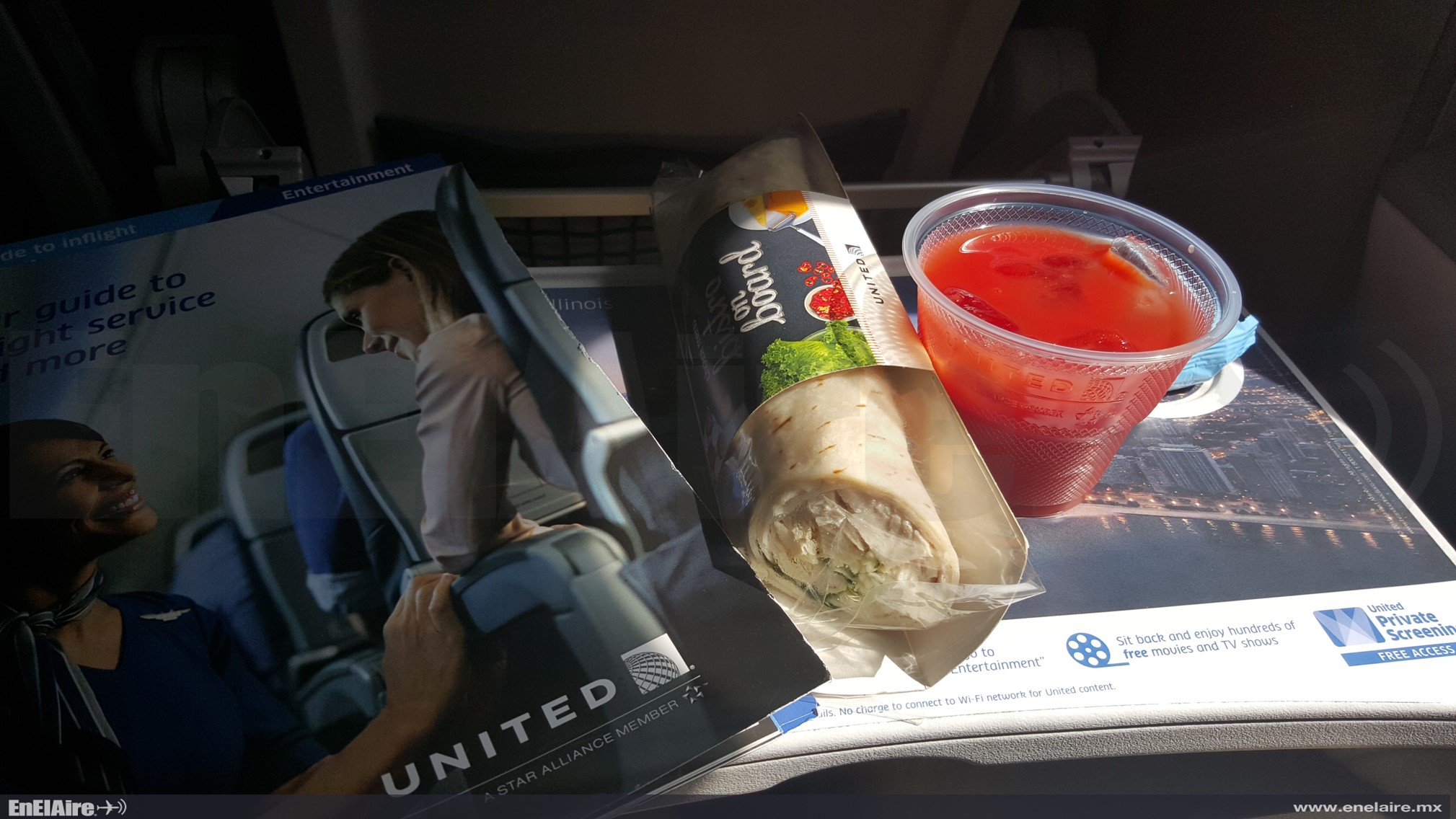 Alimentos a la venta abordo de United; las bebidas no alcohólicas y botanas son de cortesía.