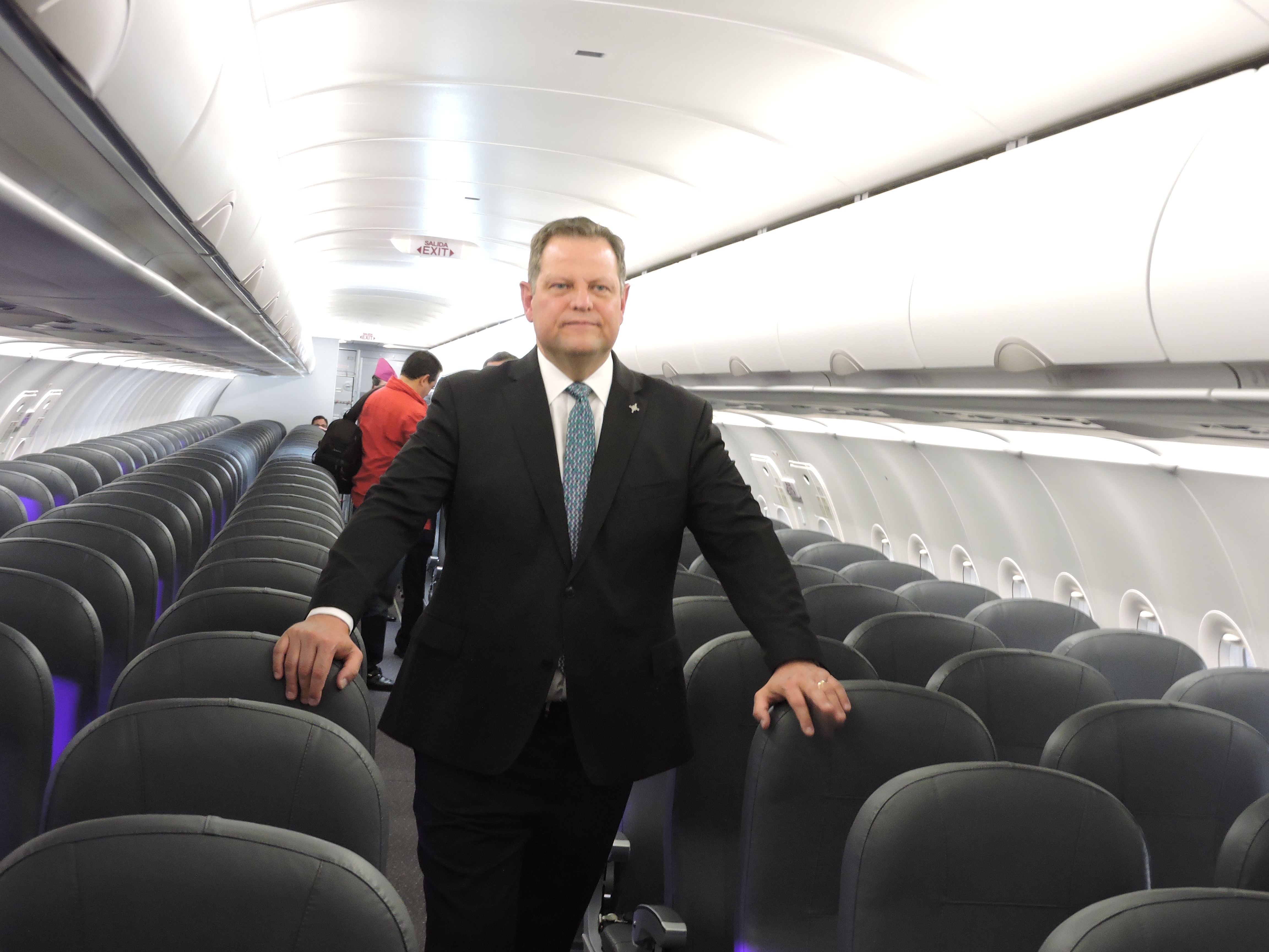 Enrique Beltranena al interior del A320NEO.