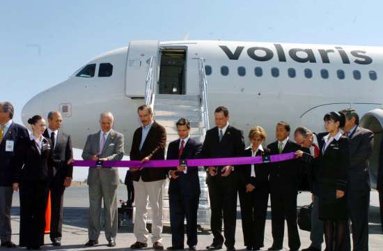 El Presidente Vicente Fox, acompañado de Enrique Peña Nieto, Gobernador del Estado de México, Pedro Cerisola y Weber, Secretario de Comunicaciones y Transportes, y Pedro Aspe Armella, Presidente del Consejo de Administración de la Aerolínea Volaris, durante la Inauguración de la Aerolínea Volaris, que tuvo lugar en el aeropuerto de Toluca