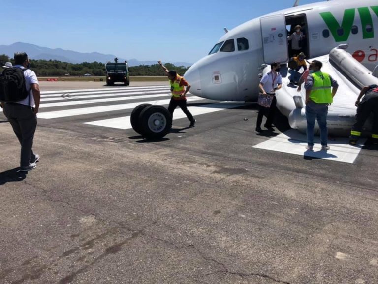 Colapsa Tren De Aterrizaje De Nariz De Un A320 De Viva Aerobus En Puerto Vallarta Enelaire 2626