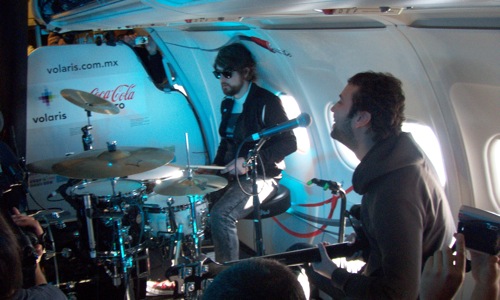 Zoé dando un concierto abordo de un vuelo de Volaris.