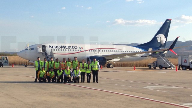 Todos ellos atendieron la llegade del vuelo 1601 a Tuxtla Gutiérrez.