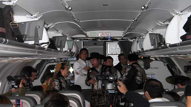 Los tigres del Norte inauguraron las operaciones a Los Ángeles, dando un concierto abordo. 