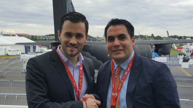 Enrique Perrella (izq) y José Suárez(der) firmaron el acuerdo de la colaboración entre EnElAire y Airways en Farnborough Airshow 2016.