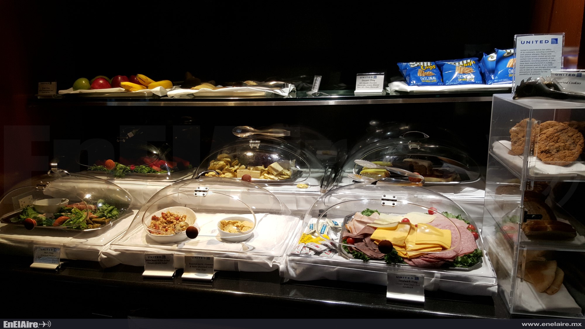 Al esperar tu vuelo puedes degustar una gran variedad de alimentos y bebidas.