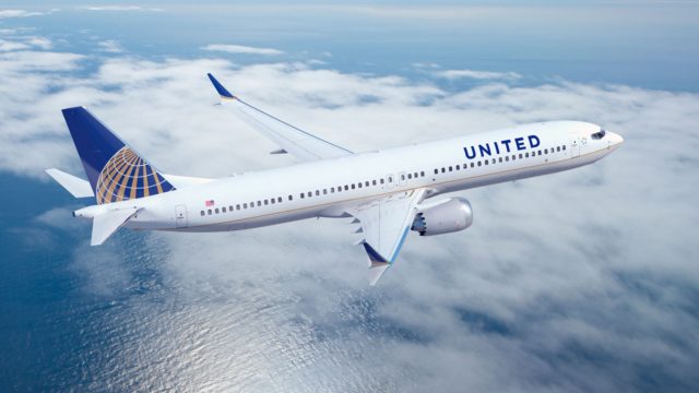 Tras prohibir accesos a vuelo por usar leggings, United Airlines defiende su postura