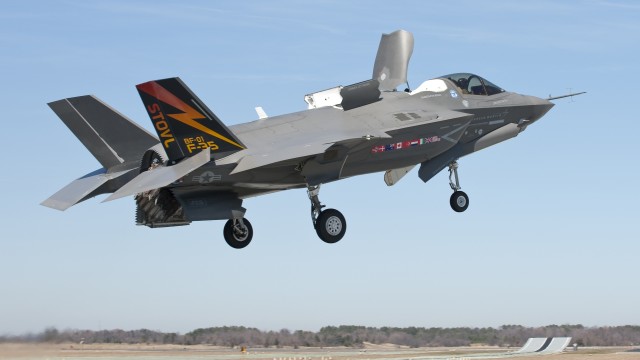 Trump critica costos de avión de combate F-35 de Lockheed Martin