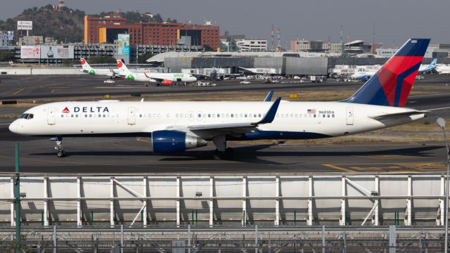 Despliegan tobogán de emergencia en vuelo de Delta en el AICM