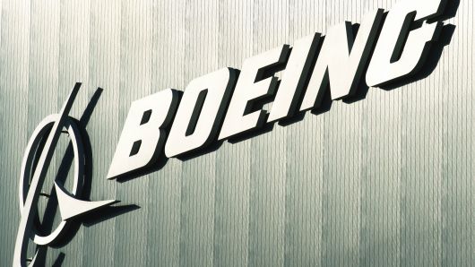 Boeing pide dejar en tierra flota de B737 MAX a nivel mundial