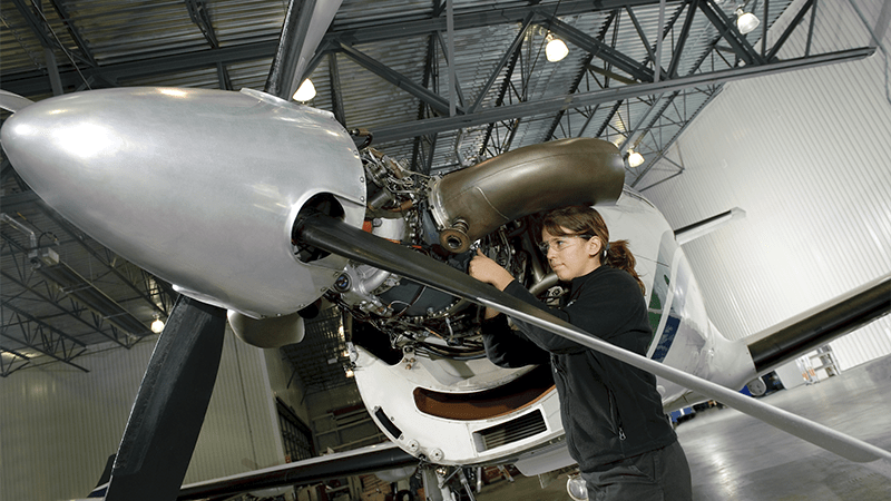 FAA emite regla para reducir emisiones causadas por motores de aviación