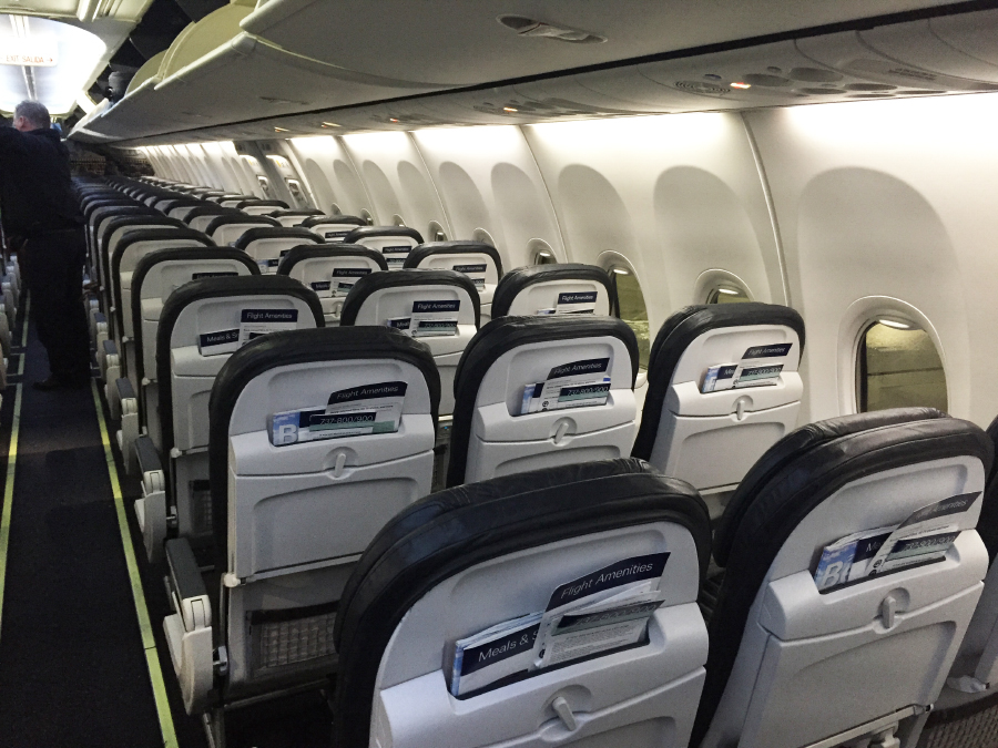Los 737-900ER de Alaska Airlines estan todos equipados con Sky Interior de Boeing y winglets del tipo Split Scimitar.