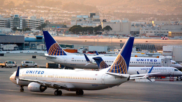 Aeronave de United Airlines golpea a otra aeronave al ser remolcado