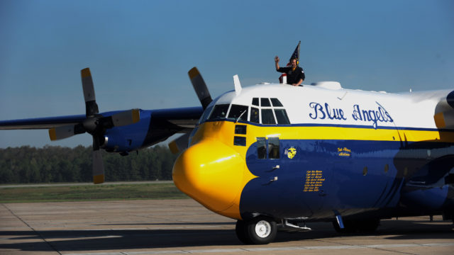 Blue Angels retira de su flota el C-130 Fat Albert