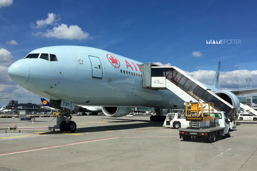 Un 777-300ER de Air Canada, descansando en plataforma antes de regresar a Toronto. 