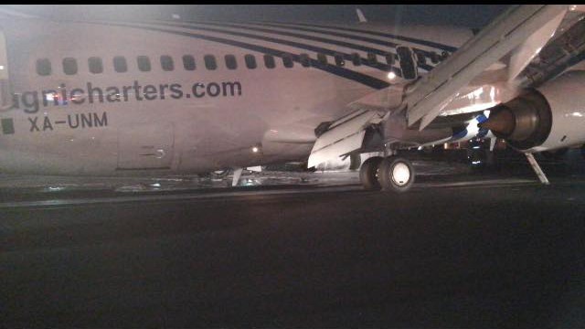 737 de Magnicharters con falla en tren de aterrizaje en pista 05L del AICM