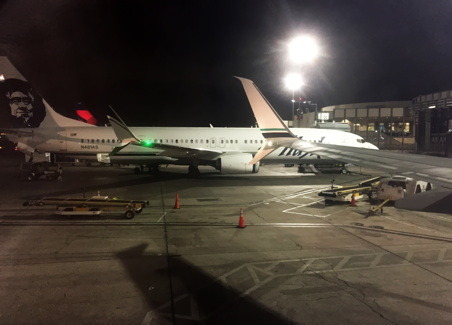 Listos para salir a Anchorage. Al lado otro 737-900ER de Alaska Airlines, este vistiendo la librea intermedia, presentada a principios de 2015 y muy parecida a la librea clásica. Duró poco, hasta la presentación de la imagen actual en Enero de 2016.