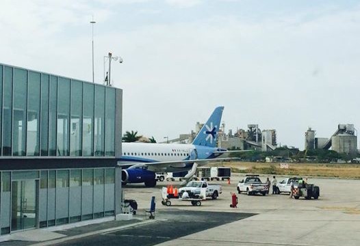 Pasajera de Interjet, abre salida de emergencia: «Tenía mucho calor»