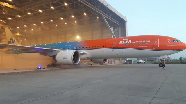 KLM presenta su primer avión naranja