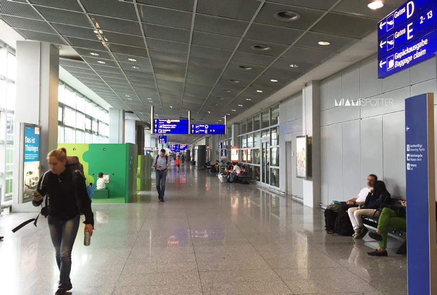 La Terminal 2D es solo un largo e interminable pasillo con puertas, pocas tiendas, pocas sillas, y vistas limitadas.