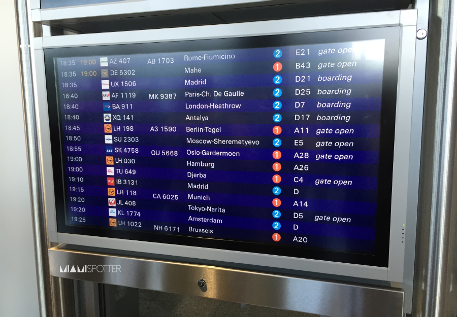 Aunque mi vuelo a Amsterdam ya figuraba en la pantalla de información, aún no tenía una puerta asignada. 