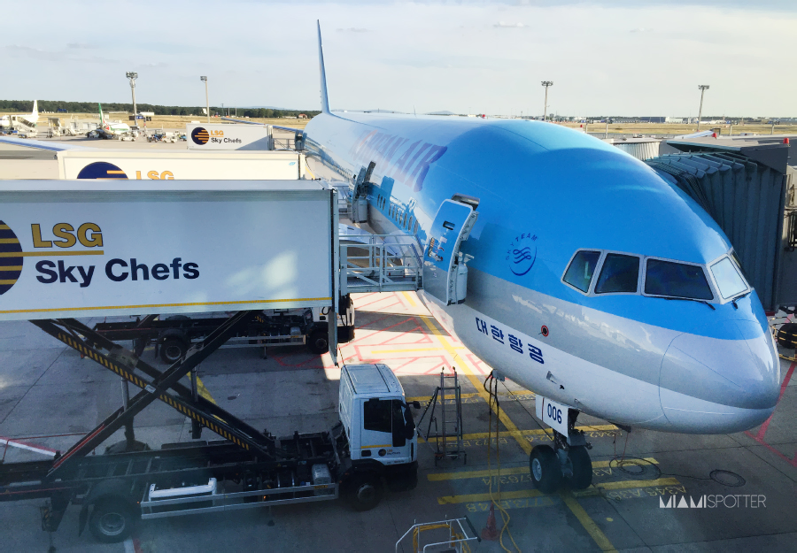 Frente a nuestra puerta, un 777-300ER de Korean Air preparándose para el largo viaje de regreso a Seúl. 