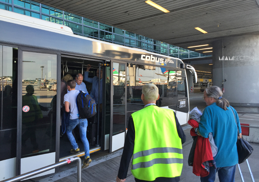 Subiendo al autobús que nos llevaría al avión. Nuestra plataforma sería la misma por donde había arribado de Ginebra unas horas antes, en la zona este del aeropuerto. 