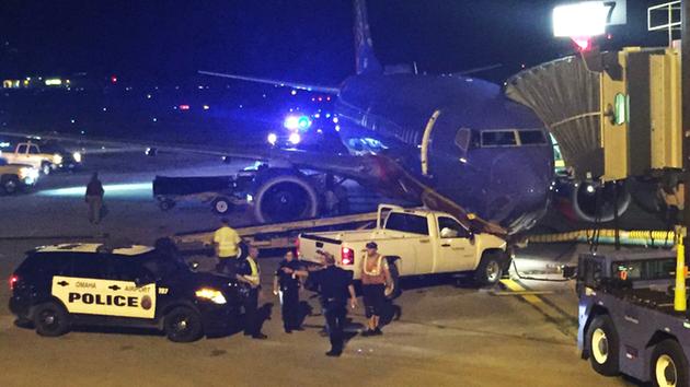 Hombre en ropa interior burla la seguridad de un aeropuerto y estrella camioneta contra 737 de Southwest